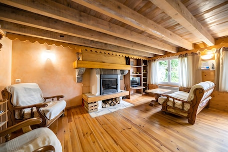 テレビ、暖炉、卓球台. Family Cottage in the Cool with Pool