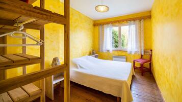 3 bedrooms, iron/ironing board, WiFi, bed sheets
