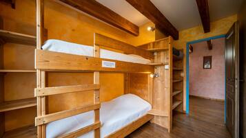 3 slaapkamers, een strijkplank/strijkijzer, wifi, beddengoed
