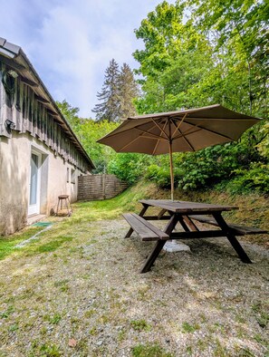 Outdoor dining - Gîte La Forêt: Nature Retreat in Haut-Languedoc with Terrace and Pool (Le Soulié)