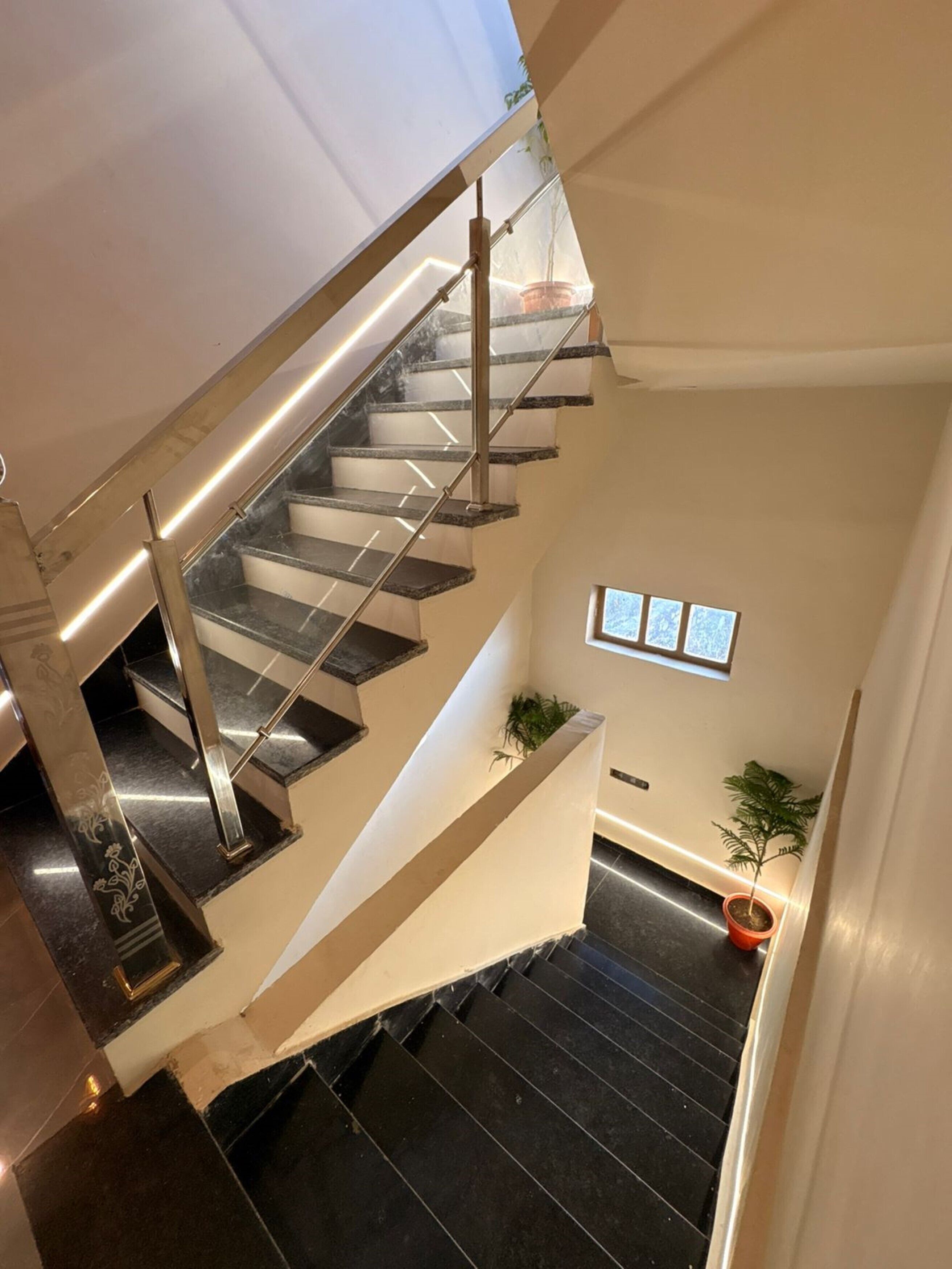 المنشأة من الداخل