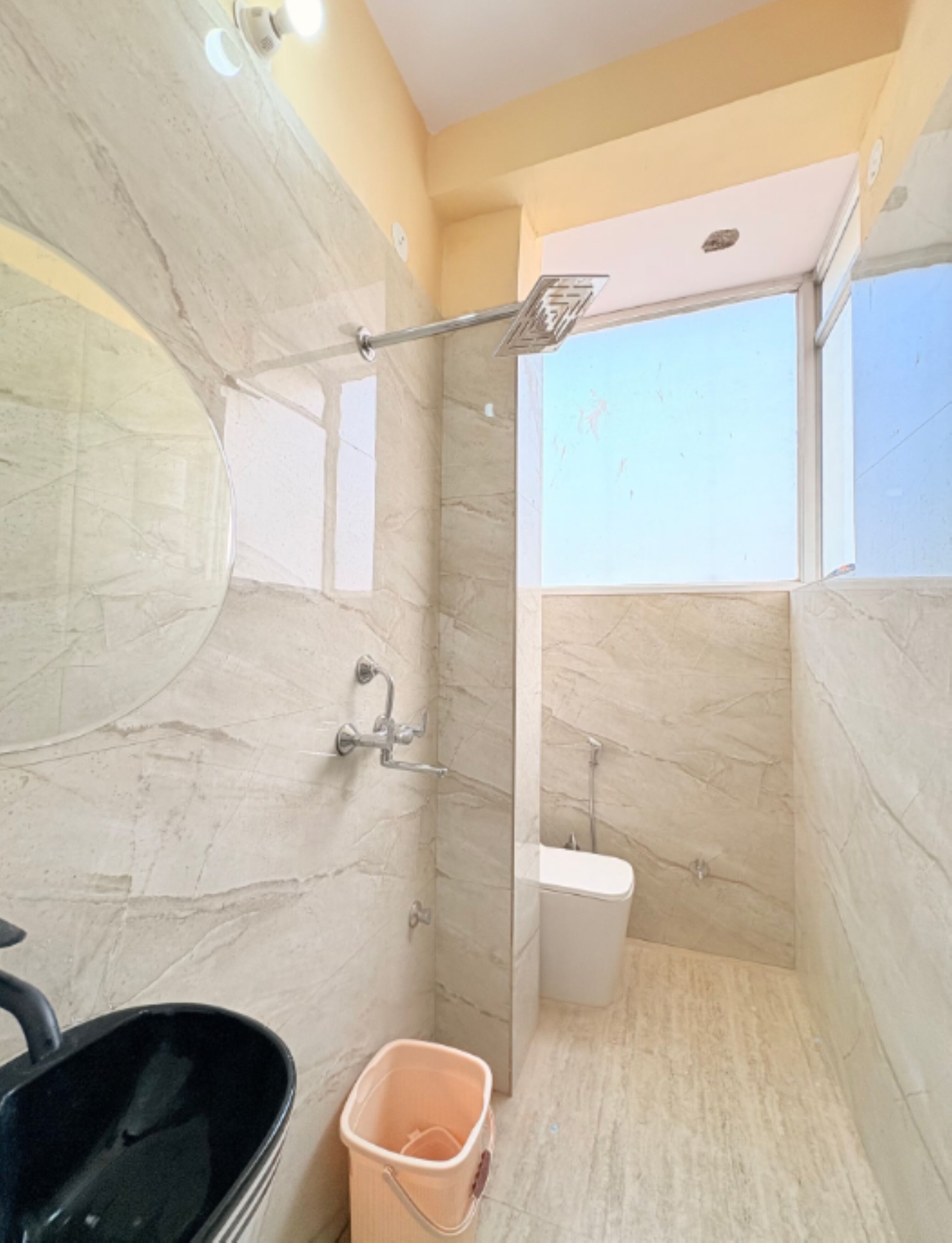 Een douche, een regendouche, gratis toiletartikelen, handdoeken