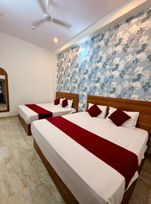 Chambre quadruple, vue sur la ville | Bureau, accès au Wi-Fi (inclus), literie fournie