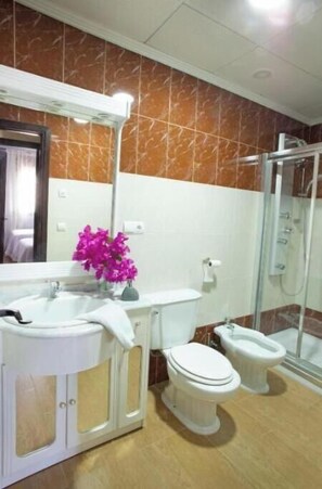 Shower, hair dryer, bidet, towels - Villa Cultural MONTELUCÍA - Disconnection and Rural Inspiration (up to 20 people)  (Montecorto)