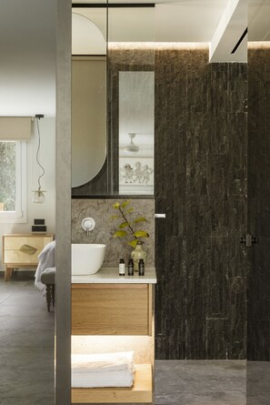 Shower, hair dryer, towels - Nafplio·Private Coastal Villa in Nafplio (Asine)