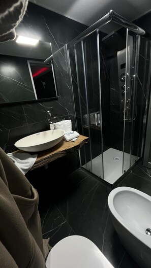 Suite | Bathroom - Hotel Iris (VARCATURO)