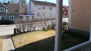 Ein Wohngebiet mit Häusern, blauem Himmel und einem gepflegten Rasen.