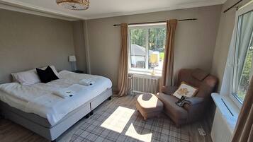 4 bedrooms, bed sheets
