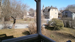 Ein Wohngebiet mit einem markanten Haus, das ein Satteldach und einen Schornstein hat.