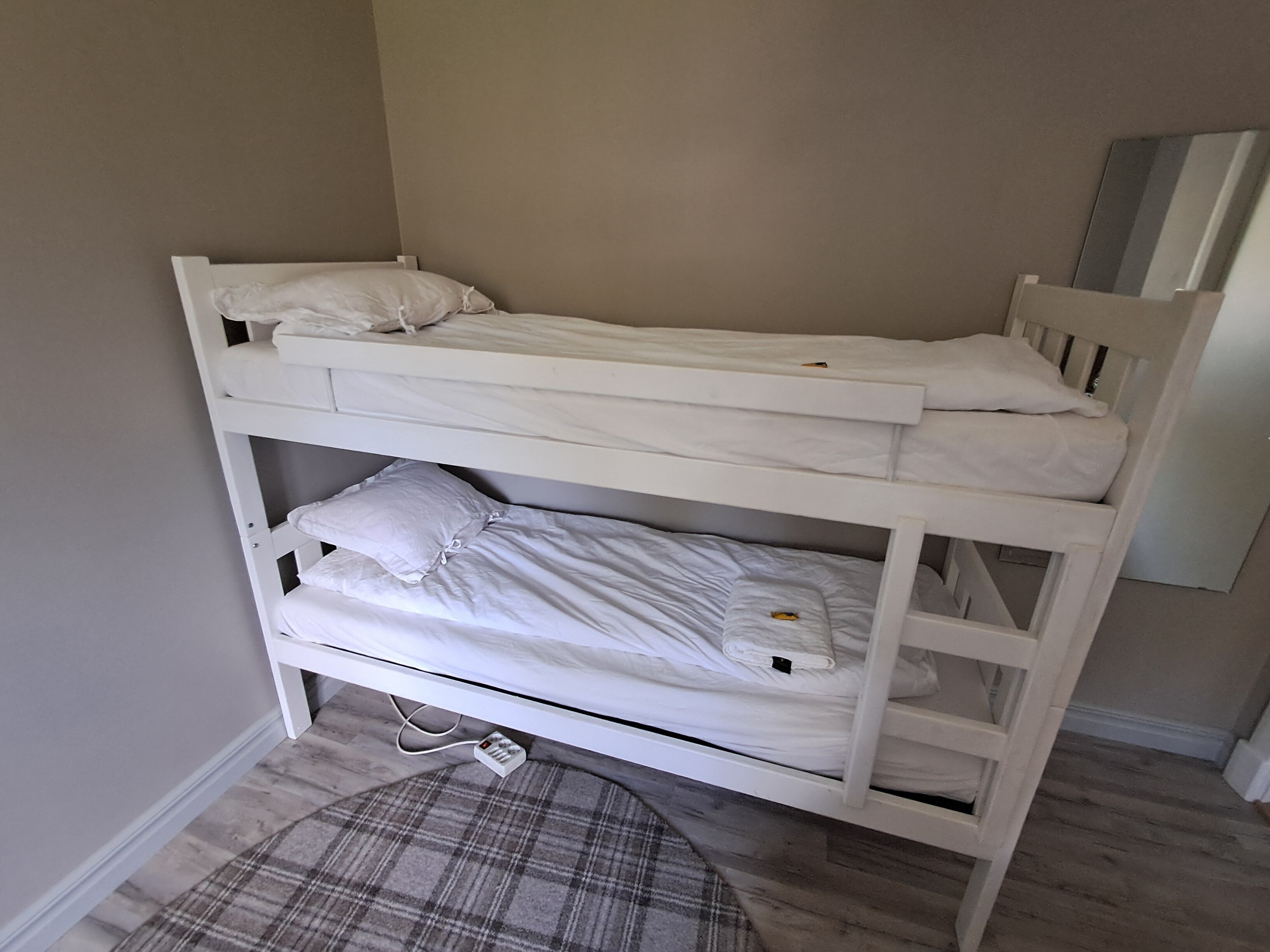 4 bedrooms, bed sheets