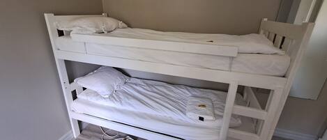 4 bedrooms, bed sheets