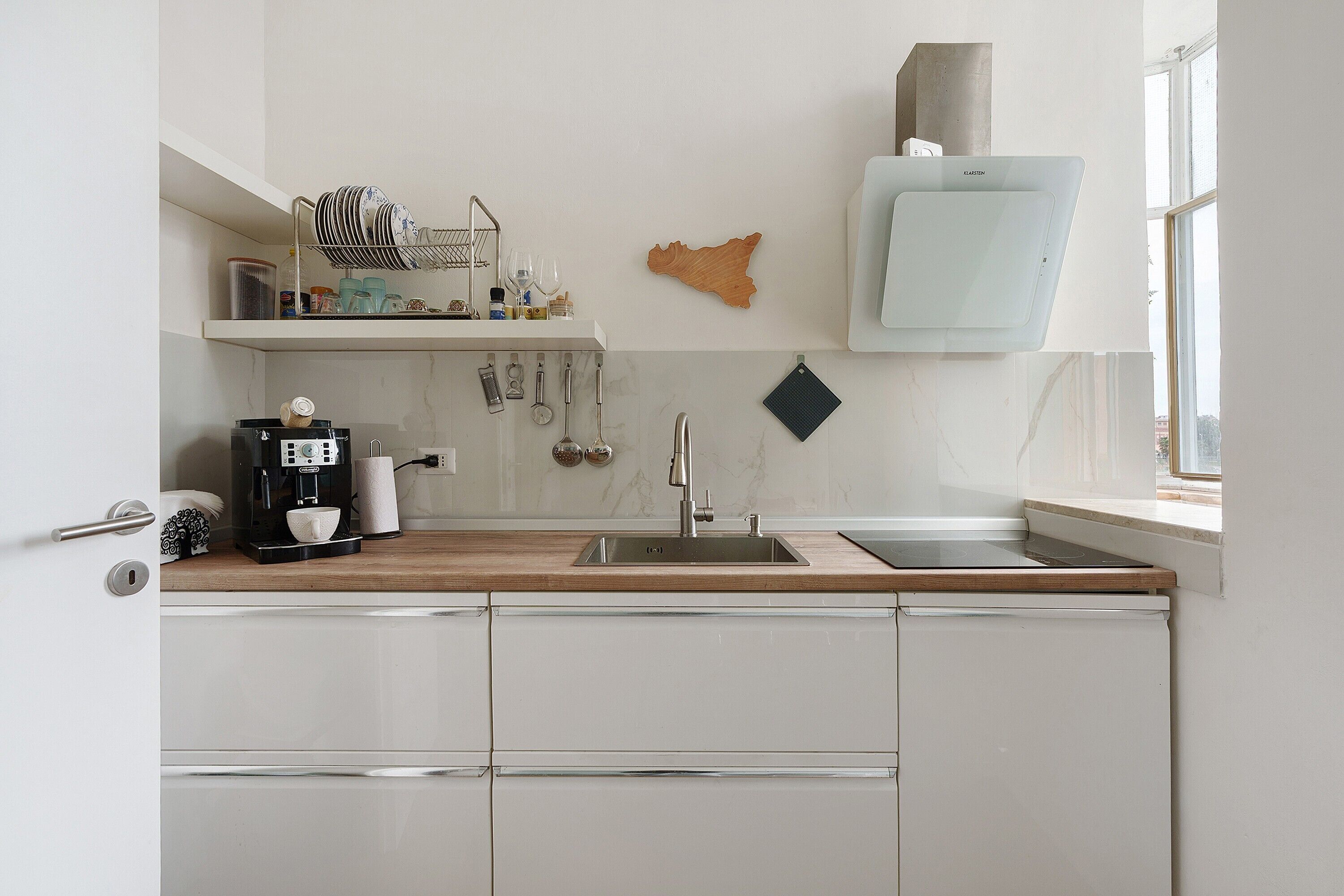 Kühlschrank, Mikrowelle, Herdplatte, Wasserkocher mit Kaffee-/Teezubehör