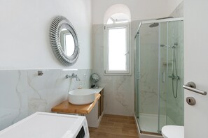 Dusche, Haartrockner, Handtücher