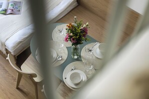 Travel cot, free WiFi, bed sheets - Stylish Designer Studio Loft in Great Location (Hlavní město Praha)
