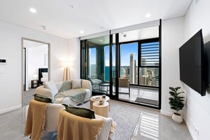 TV - Oceanfront 3BR Luxe Stunning Views+ Free Parking (Surfers Paradise)