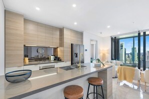 Private kitchen - Oceanfront 3BR Luxe Stunning Views+ Free Parking (Surfers Paradise)