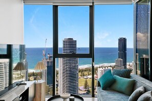 TV - Casino Skyhome 2BR Ocean & Views + Parking (Broadbeach)