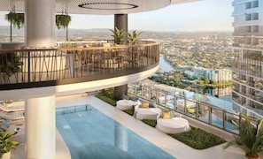 Eine moderne Dachterrasse mit Pool, Sitzbereichen und Blick auf die Stadtlandschaft.
