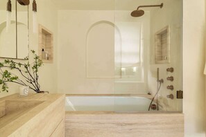 Dusche, Haartrockner, Handtücher, Shampoo