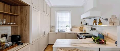 Coffee/tea maker, fridge, microwave, oven