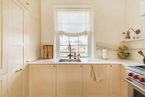 Fridge, microwave, oven, stovetop - The Primrose Princesa with A/C - by Out of Office Lifestyle (Greater London)