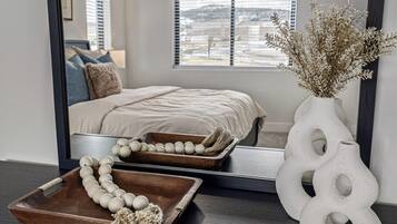 5 bedrooms, iron/ironing board, WiFi, bed sheets