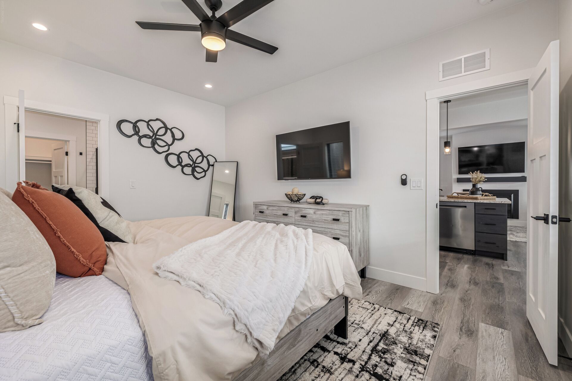 5 bedrooms, iron/ironing board, WiFi, bed sheets