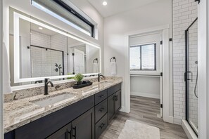 Douche, sèche-cheveux, serviettes fournies, savon