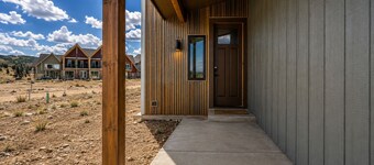 Modern Rustic Mountain Retreat w/ Mountain Views, Patio and close to Golf