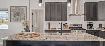 Modern Rustic Mountain Retreat w/ Mountain Views, Patio and close to Golf