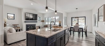 Modern Rustic Mountain Retreat w/ Mountain Views, Patio and close to Golf