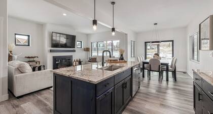 Modern Rustic Mountain Retreat w/ Mountain Views, Patio and close to Golf