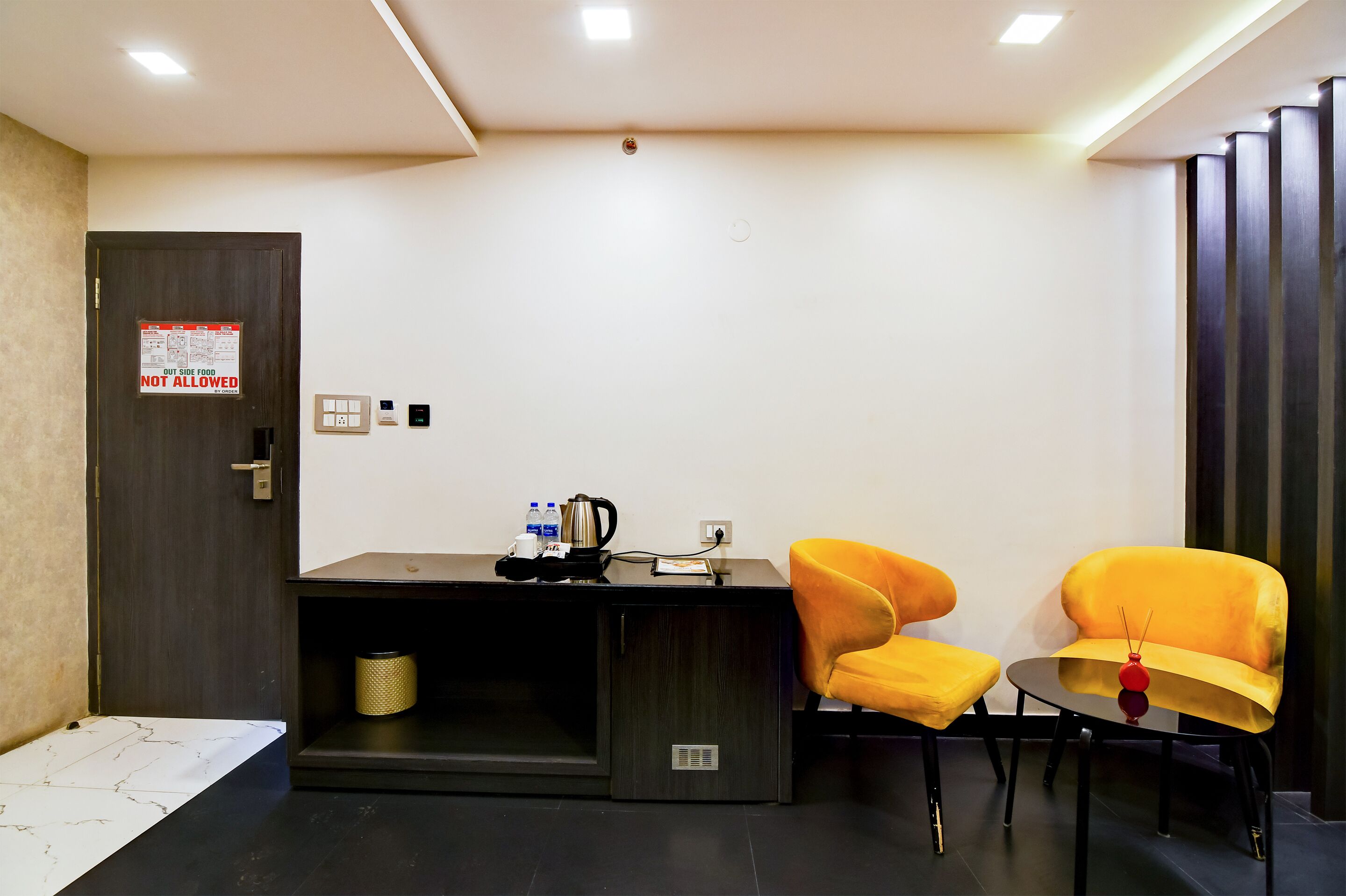 Bureau, espace de travail pour ordinateur portable, Wi-Fi gratuit