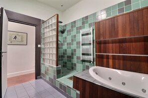 Shower, hair dryer, towels - The Loft – A bright studio with a distinctive design (Lyon)