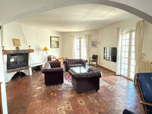 TV, fireplace