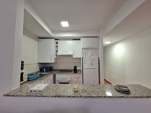 Kühlschrank, Mikrowelle, Ofen, Wasserkocher mit Kaffee-/Teezubehör