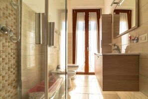 Bruser, bidet, håndklæder