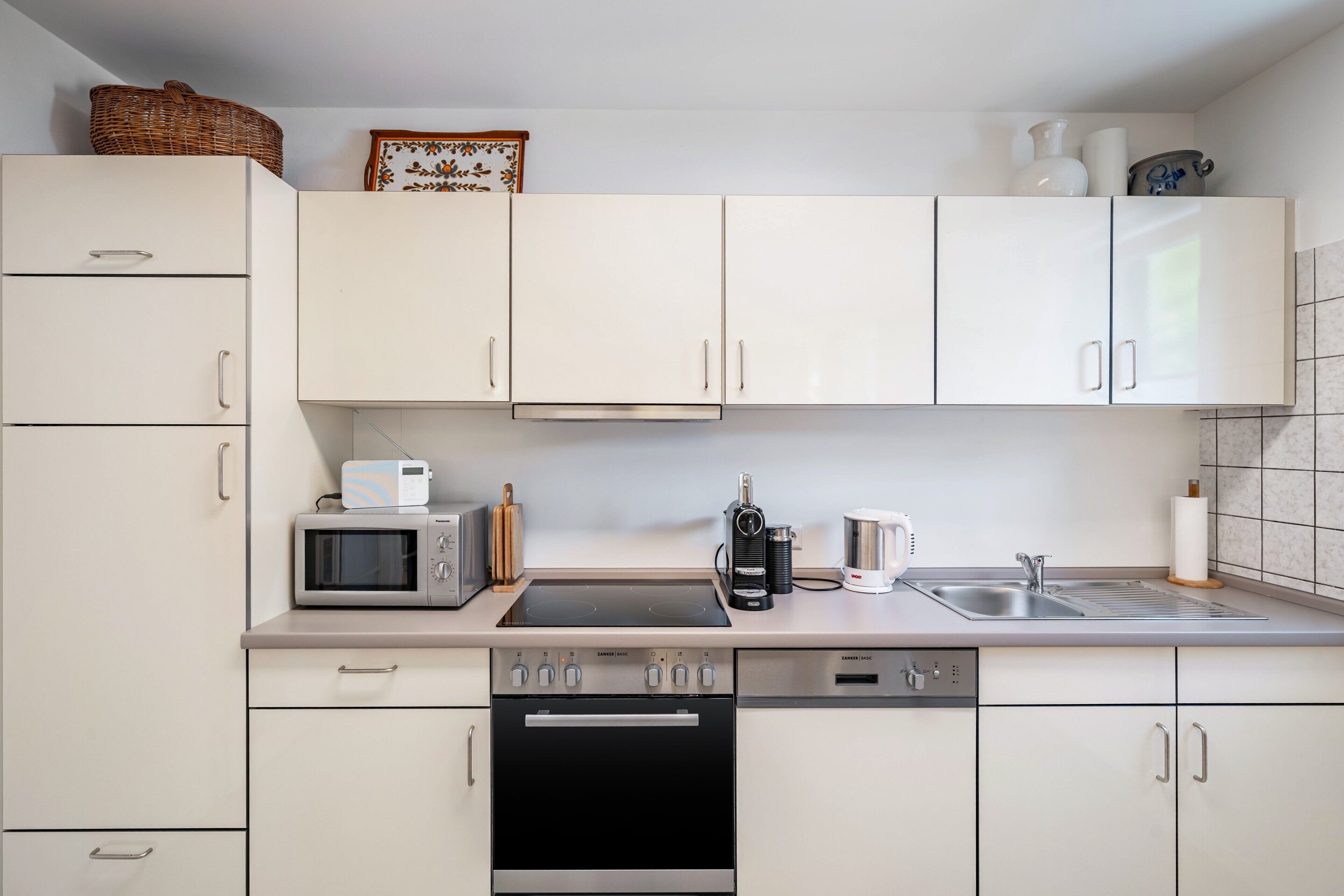 Wasserkocher mit Kaffee-/Teezubehör, Kühlschrank, Mikrowelle, Ofen