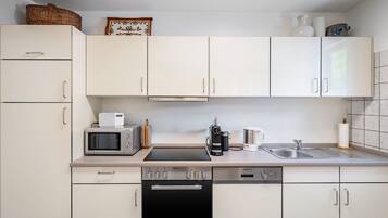 Wasserkocher mit Kaffee-/Teezubehör, Kühlschrank, Mikrowelle, Ofen