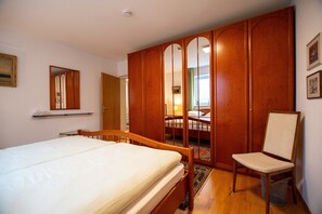 3 bedrooms, iron/ironing board, WiFi, bed sheets - Bächle Lodge with 3 Bedrooms and Mountain Views in the Heart of Hornberg (Hornberg)