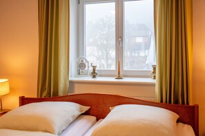 3 bedrooms, iron/ironing board, WiFi, bed sheets - Bächle Lodge with 3 Bedrooms and Mountain Views in the Heart of Hornberg (Hornberg)