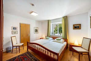 3 bedrooms, iron/ironing board, WiFi, bed sheets - Bächle Lodge with 3 Bedrooms and Mountain Views in the Heart of Hornberg (Hornberg)