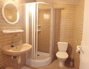 Double room with separate single beds, garden view | Badeværelse