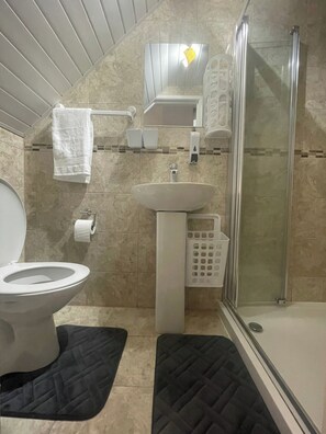 Shower, towels - House Sleeps 10 With Enclosed Garden (London)