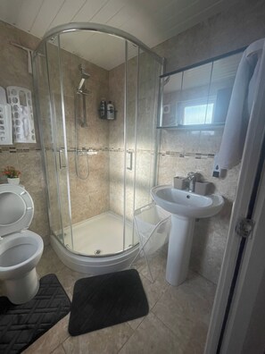 Een douche, handdoeken