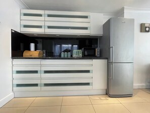 Fridge, microwave, oven, stovetop - House Sleeps 10 With Enclosed Garden (London)