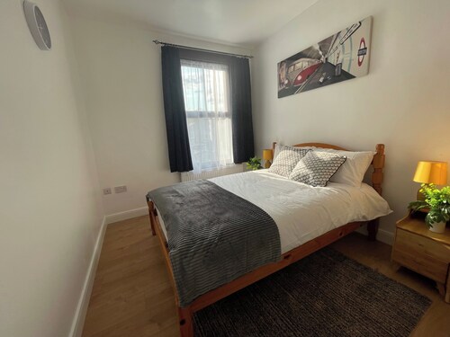 House Sleeps 10 With Enclosed Garden
