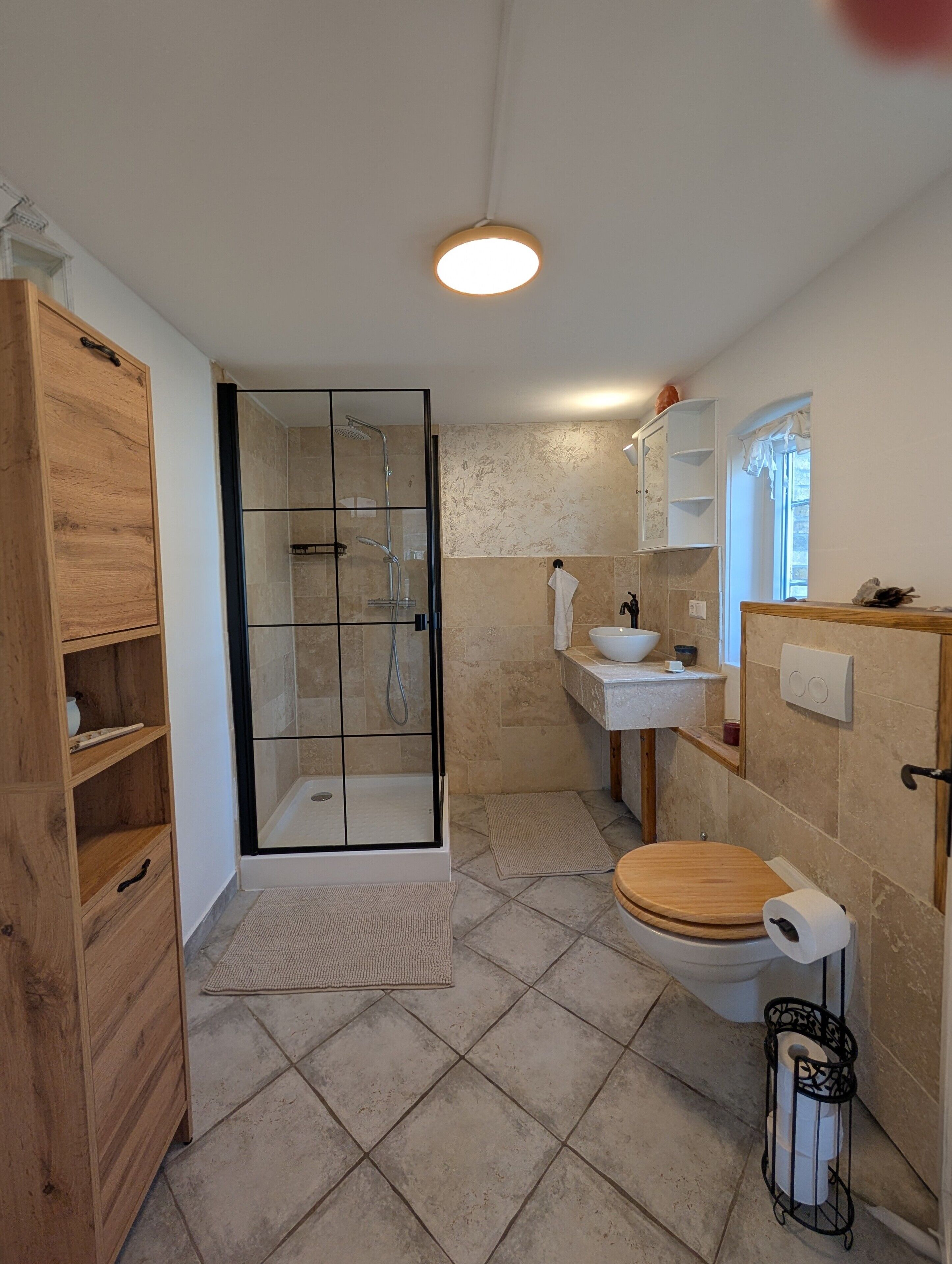 Een douche, een haardroger, handdoeken