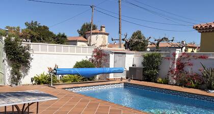 Villa with pool and AC - 6 guests