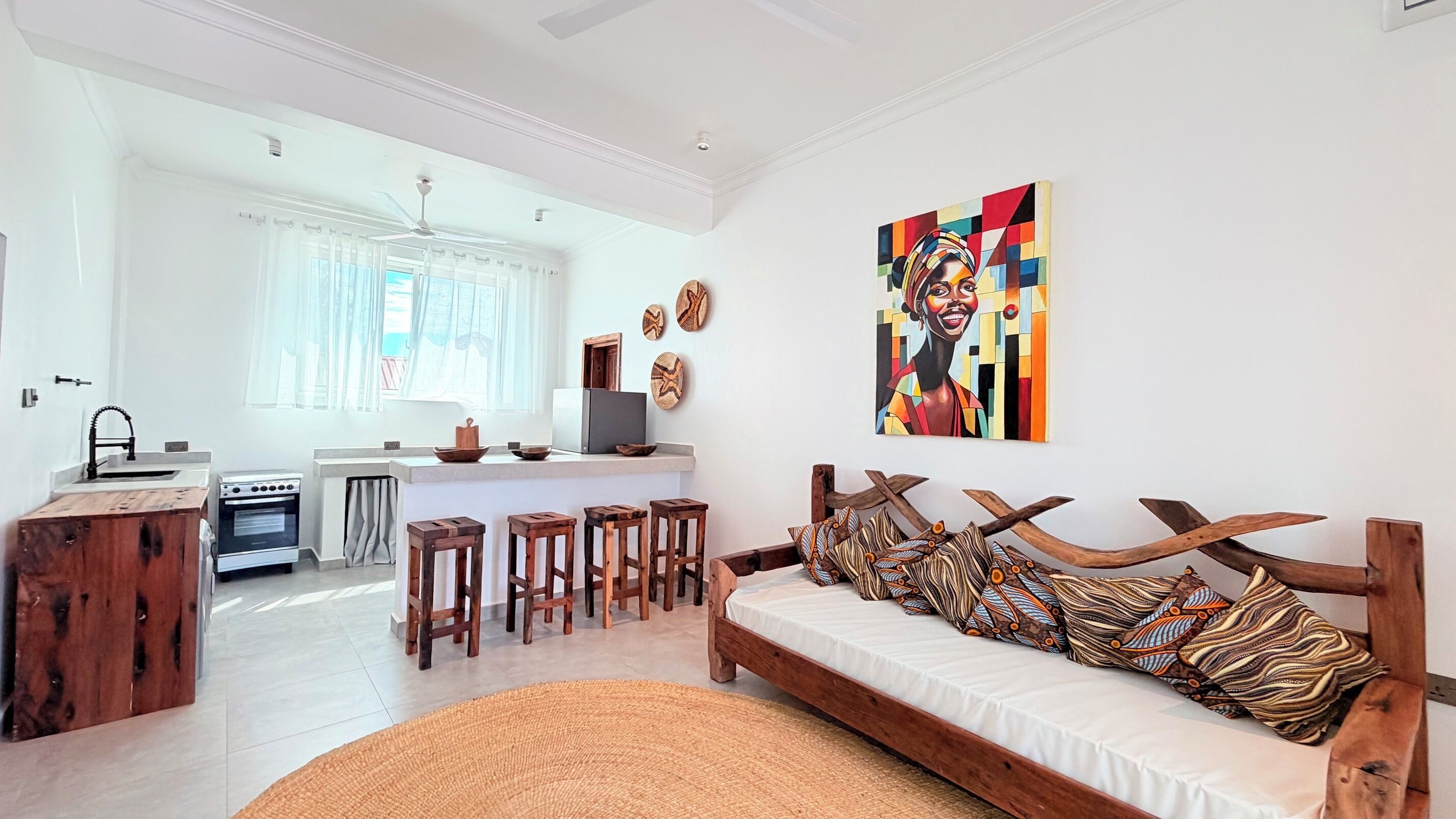 Un espacio habitable moderno con cocina, comedor y un sofá con detalles de madera.